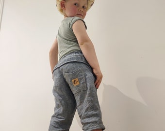 Flip-Star-Big is the big brother of the "Flip-Star" pattern. A woven trousers pattern in the diaper-free variant.80-140