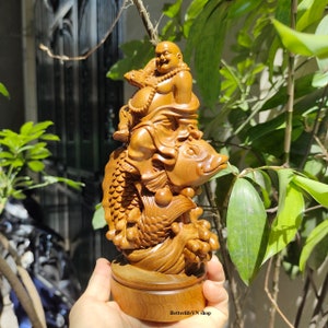 Lachender Buddha aus Holz, der auf dem Karpfenfisch sitzt, Maitreya Buddha, Feng Shui Statue, Happy Buddha, Hotei, Budai, Pu tai, Big Belly Buddha