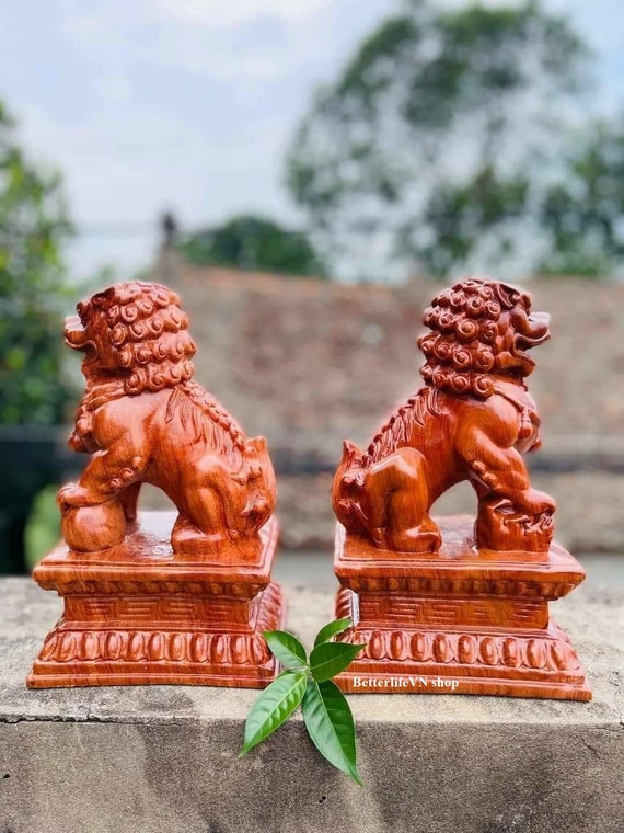 手作りのパダウク材の守護獅子像：中国の装飾（7.8インチ） - Etsy 日本