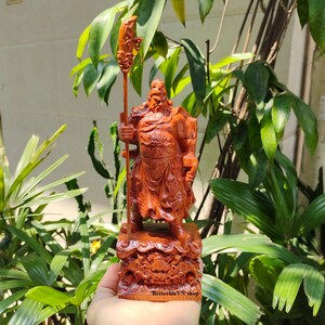 Handcarved Guan Yu statue, Statue gives strength and courage, Wooden God of War
