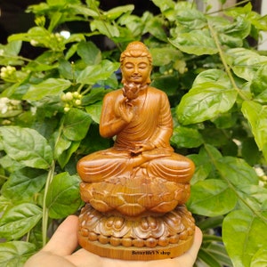 Handgemaakte Gautama-boeddha zittend op een lotusvoetstuk, met een lotusbloem, houten Shakyamuni-boeddhabeeld, boeddhacadeau, kleine boeddha