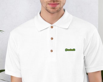 Peut inclure: Polo blanc avec un logo brodé vert et jaune qui dit "ChunkedIt".