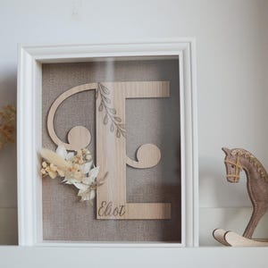 Cadre lettre avec prénom en bois et fleurs séchées
