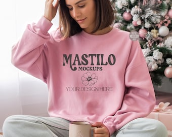 Maquette de Noël Gildan 18000 rose clair, maquette de pull modèle rose, maquette de pull d'hiver, esthétique bohème, maquette de sweat-shirt de Noël rose