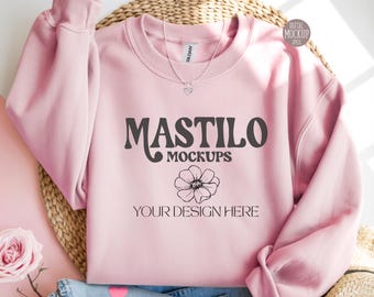 Maqueta de sudadera rosa claro Gildan 18000 doblada, maqueta de cuello redondo rosa doblado y plano, maquetas rosas de estilo sencillo para San Valentín.