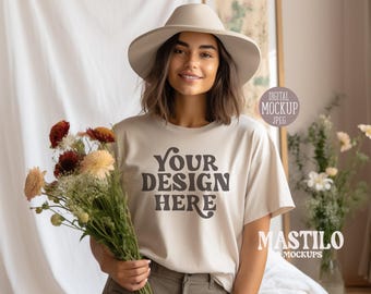 Gildan 5000 Sand T-Shirt Mockup, Boho Model Mockup, Boho Mockup, Modell Gildan 5000 T-Shirt, Lifestyle Tee Mockup