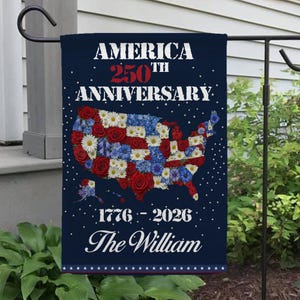 Könnte beinhalten: Eine marineblaue Gartenflagge zum 250. Jahrestag Amerikas. Die Flagge zeigt eine Blumenkarte der Vereinigten Staaten in Rot, Weiß und Blau. Der Text lautet "America 250th Anniversary" und die Jahre "1776-2026".