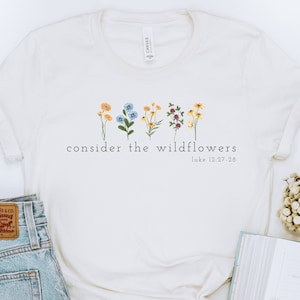 Overweeg het Wildflowers-shirt | Overweeg hoe de wilde bloemen christelijke T-shirts | T-shirts met bijbeltekst voor vrouw | Jezus-T-shirt voor dames