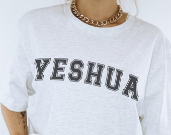 イェシュア シャツ バーシティフォント | イェシュア Tシャツ クリスチャン | 女性用イェシュア Tシャツ | イエス Tシャツ | クリスチャン Tシャツ | 娘への神様からの贈り物