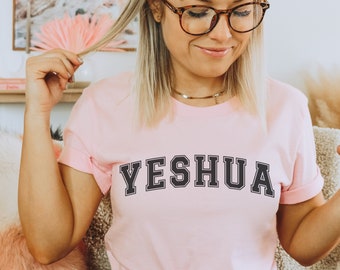 イェシュア シャツ バーシティフォント | イェシュア Tシャツ クリスチャン | 女性用イェシュア Tシャツ | イエス Tシャツ | クリスチャン Tシャツ | 娘への神様からの贈り物