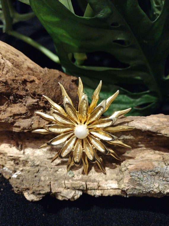 Sun Burst Daisy Flower Gold Tone Brooch with Faux 