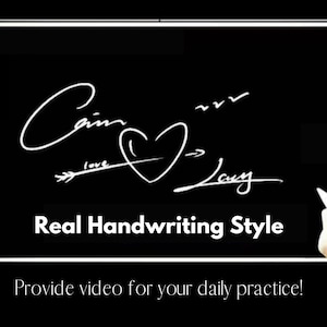 K&ouml;nnte beinhalten: Schwarzer Hintergrund mit wei&szlig;em Schreibschrifttext "Cain love Lucy" mit Herz- und Pfeildesign. Darunter steht der Text "Real Handwriting Style". Der Satz "Provide video for your daily practice!" steht unten.