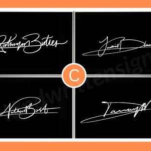 K&ouml;nnte beinhalten: Vier schwarze Quadrate, die jeweils eine einzigartige wei&szlig;e Unterschrift zeigen. Die Unterschriften sind in einem kursiven Stil handschriftlich verfasst. Das Bild hat einen orangefarbenen Rand und einen wei&szlig;en Kreis mit dem Buchstaben "C" in der Mitte.