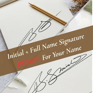 Puede incluir: Primer plano de un bloc de notas con dos firmas en tinta negra y un lápiz dorado. El texto de la imagen dice "Initial + Full Name Signature For Your Name DESIGN". Las firmas son ejemplos de diseño personalizado.
