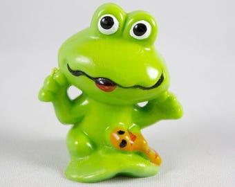 Rana en miniatura de plástico duro verde vintage de los años 70 con gusano de Hong Kong