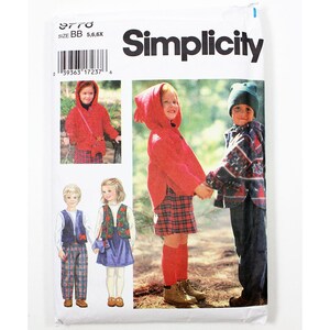 Könnte beinhalten: Simplicity Schnittmuster 9778, Größe BB 5, 6, 6X. Der Umschlag zeigt Illustrationen und Fotos von Kindern in Kapuzenjacken, Westen, karierten Hosen und Röcken. Das Schnittmuster enthält Anleitungen zur Herstellung dieser Kleidungsstücke.