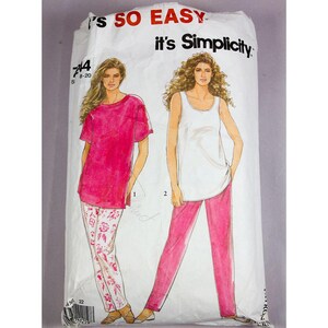 Könnte beinhalten: Ein Schnittmuster für ein Damen-Oberteil und eine Hose. Das Schnittmuster ist für die Größen 8-20 und stammt von Simplicity Schnittmuster Nummer 7244. Das Oberteil ist ein locker sitzendes, ärmelloses Tanktop und die Hose ist ein gerader Schnitt.