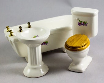 Set da bagno per casa delle bambole in porcellana bianca, vasca, lavandino, WC, coperchio in legno, decalcomania floreale 1:12