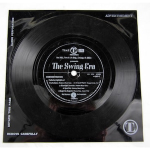 Könnte beinhalten: Schwarz-weiße Schallplatte mit dem Text "The Swing Era" und "Time Life Records" auf dem Label. Die Schallplatte ist Teil eines Demonstrationssatzes mit Highlights der populären Musik.