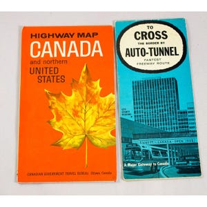 Puede incluir: Dos folletos de viaje antiguos. Uno es naranja con una hoja de arce y dice "Highway Map Canada and northern United States". El otro es azul y dice "To Cross the Border by Auto-Tunnel."