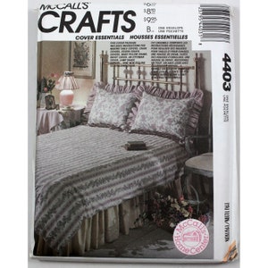 Può includere: Un modello McCall's Crafts per realizzare un copriletto, federe per cuscini e una fodera per pouf. Il modello è per un copriletto a righe con un motivo floreale. Il modello si chiama "Cover Essentials" ed è il numero 4403.