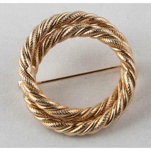Vintage Gold Tone Double Twisted Rope Circle Brooch Scarf Lapel Pin