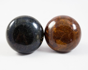 Antyczne brązowe marmurowe zawirowania i czarne porcelanowe gałki do drzwi z zardzewiałymi metalowymi trzonkami