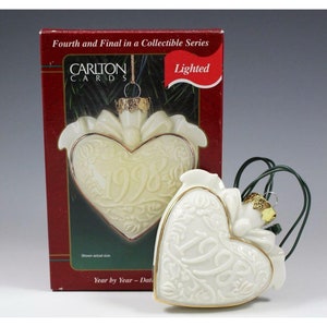 Carlton Cards Ano a Ano Ornamento de Coração de Porcelana Iluminado 1998 4º da Série