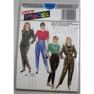 Puede incluir: Un paquete de patrones de costura Burda Super Easy, con ilustraciones de diseños de moda femenina. El paquete incluye combinaciones de chaqueta y pantalón, con tallas 34-44. El paquete tiene el número 4929 en la parte superior derecha.