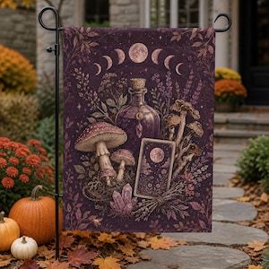Peut inclure: Un drapeau de jardin rectangulaire dans des tons violet profond présentant une bouteille en verre centrale avec un bouchon en liège, entourée de champignons, d'une carte de tarot illustrant une pleine lune, de cristaux et d'un cycle lunaire.