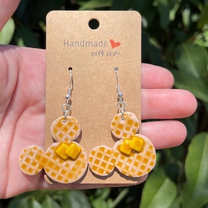 Pendientes colgantes de gofre: cabeza de ratón de arcilla polimérica con mantequilla y jarabe