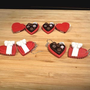 Boucles d'oreilles coeur en forme de boîte de chocolats : pâte polymère faite main, crochets en argent sterling
