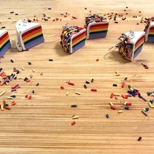レインボーケーキイヤリング - バースデージュエリー - 楽しくて気まぐれなアクセサリー - スターリングシルバーフック 画像 1