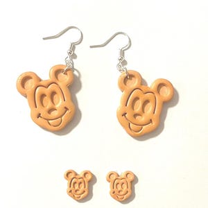 Orecchini a forma di waffle di Topolino: gioielli per la colazione in pasta polimerica
