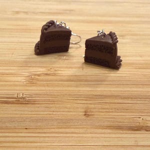 チョコレートケーキイヤリング：ポリマークレイデザートジュエリー、スターリングシルバー