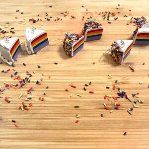 レインボーケーキイヤリング - バースデージュエリー - 楽しくて気まぐれなアクセサリー - スターリングシルバーフック 画像 3