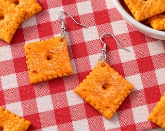 Mini Cheez-It hangende oorbellen – Handgemaakte sieraden in de vorm van voedsel van polymeerklei