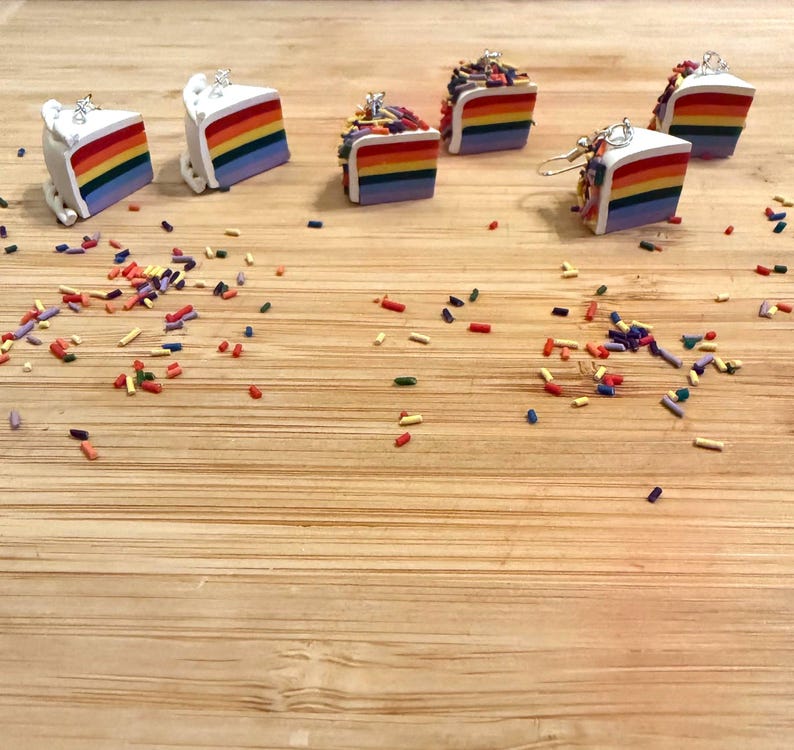 レインボーケーキイヤリング - バースデージュエリー - 楽しくて気まぐれなアクセサリー - スターリングシルバーフック 画像 2