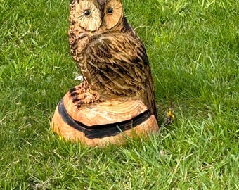 Coruja esculpida em motosserra