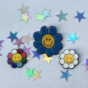 SMILEY FACE Enamel Pin- Special gift- Backpack accessory- teen gift- Cute pin- cartoon enamel pin- minimalist- Bohostyle-birthday gift