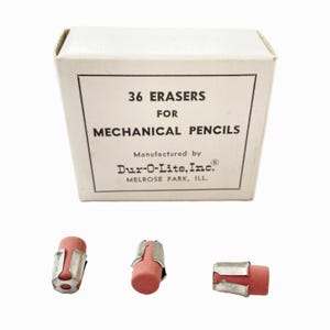 以下が含まれることがあります： 機械式鉛筆用のピンクの消しゴム36個入り箱。イリノイ州メルローズパークのDur-O-Lite, Inc.製。箱の外に消しゴムが3つ見えています。