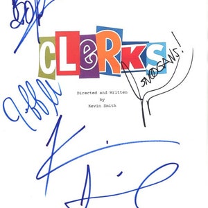 以下が含まれることがあります： 白い紙にカラフルな文字で「Clerks」というタイトルが書かれている。紙には、映画を監督し脚本を書いたケビン・スミスを含む4人の署名がある。