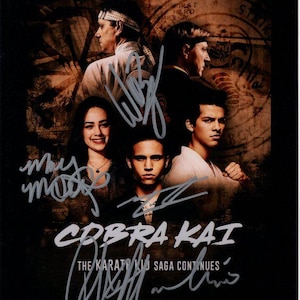 Foto del elenco de Cobra Kai firmada en 8 x 10 (William Zabka, Mary Mouser, Ralph Macchio y Tanner Buchanan) JSA
