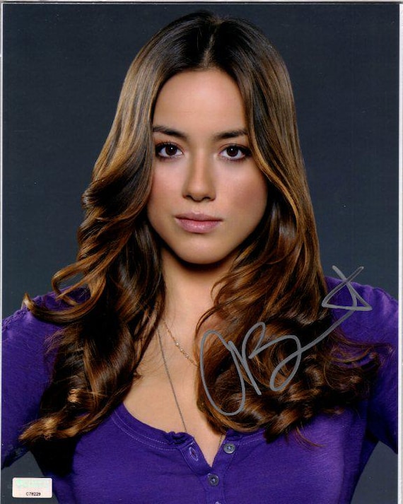 クロエ・ベネット直筆サイン入り2Lサイズ写真…Chloe Bennet… Chloe Bennet クロエ ベネット 直筆サイン PHOTO | ハリウッド女優