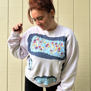 Upcycled Patchwork Crewneck - AC / DC Grafik mit gestickten Blumen - One of a Kind - Refashioned - Sustainable Fashion - Rock and Roll