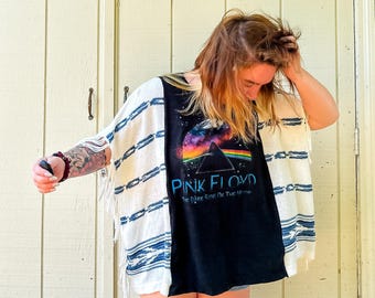 Top de punto reciclado con estampado gráfico de Pink Floyd: flecos bohemios, estilo western