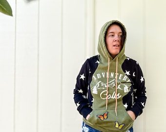 Sudadera con capucha de patchwork reciclado: única, original, rediseñada, renovada, con estrellas, aventura y moda sostenible.