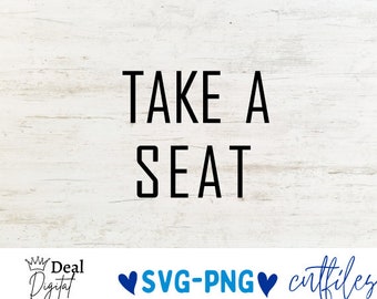 Puede incluir: Fondo de madera blanco con texto negro que dice "TAKE A SEAT".