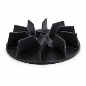 Peut inclure: Un composant de ventilateur circulaire noir doté de dix ailettes trapézoïdales rigides et régulièrement espacées, rayonnant à partir d'un moyeu central avec une petite ouverture circulaire. La surface présente une texture linéaire fine.