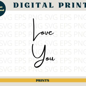 Pu&ograve; includere: Una stampa digitale con il testo "Love You" in un font corsivo. Il testo &egrave; nero su sfondo bianco.